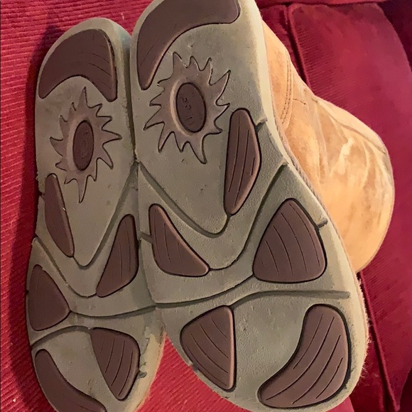 Gorgeous tan Uggs - Picture 6 of 6